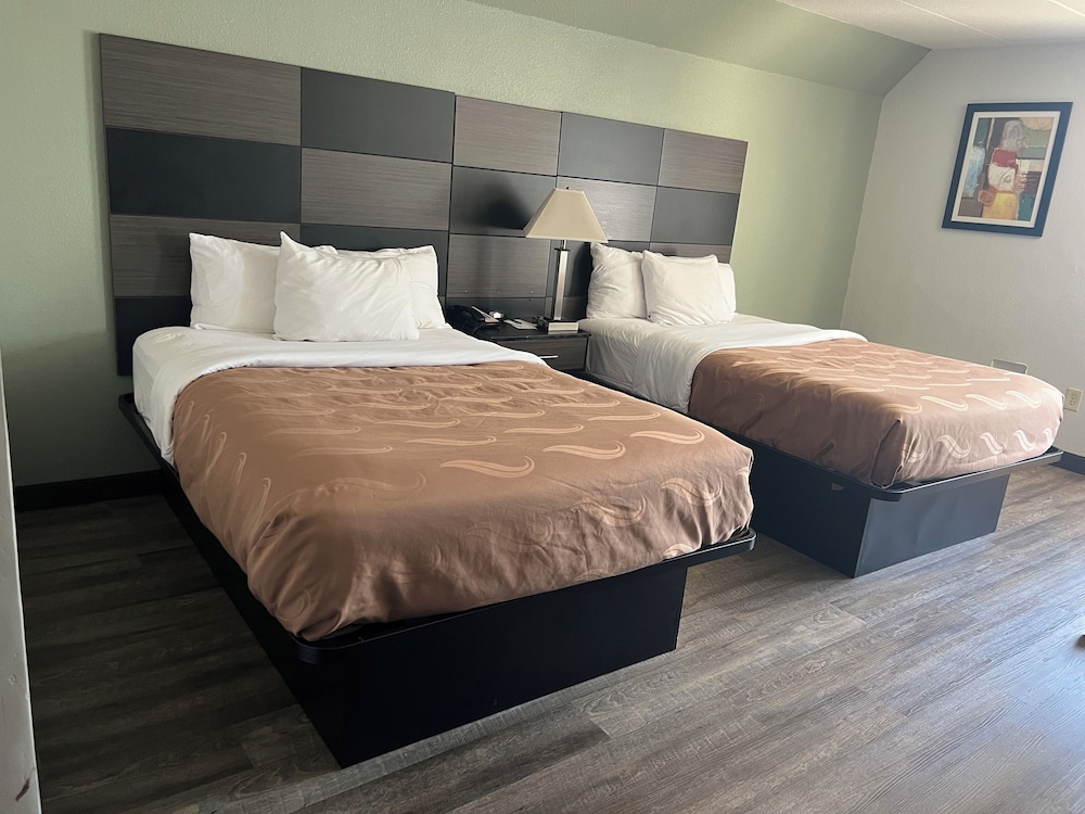 Quality Inn & Suites Cincinnati Uptown Norwood 13/45