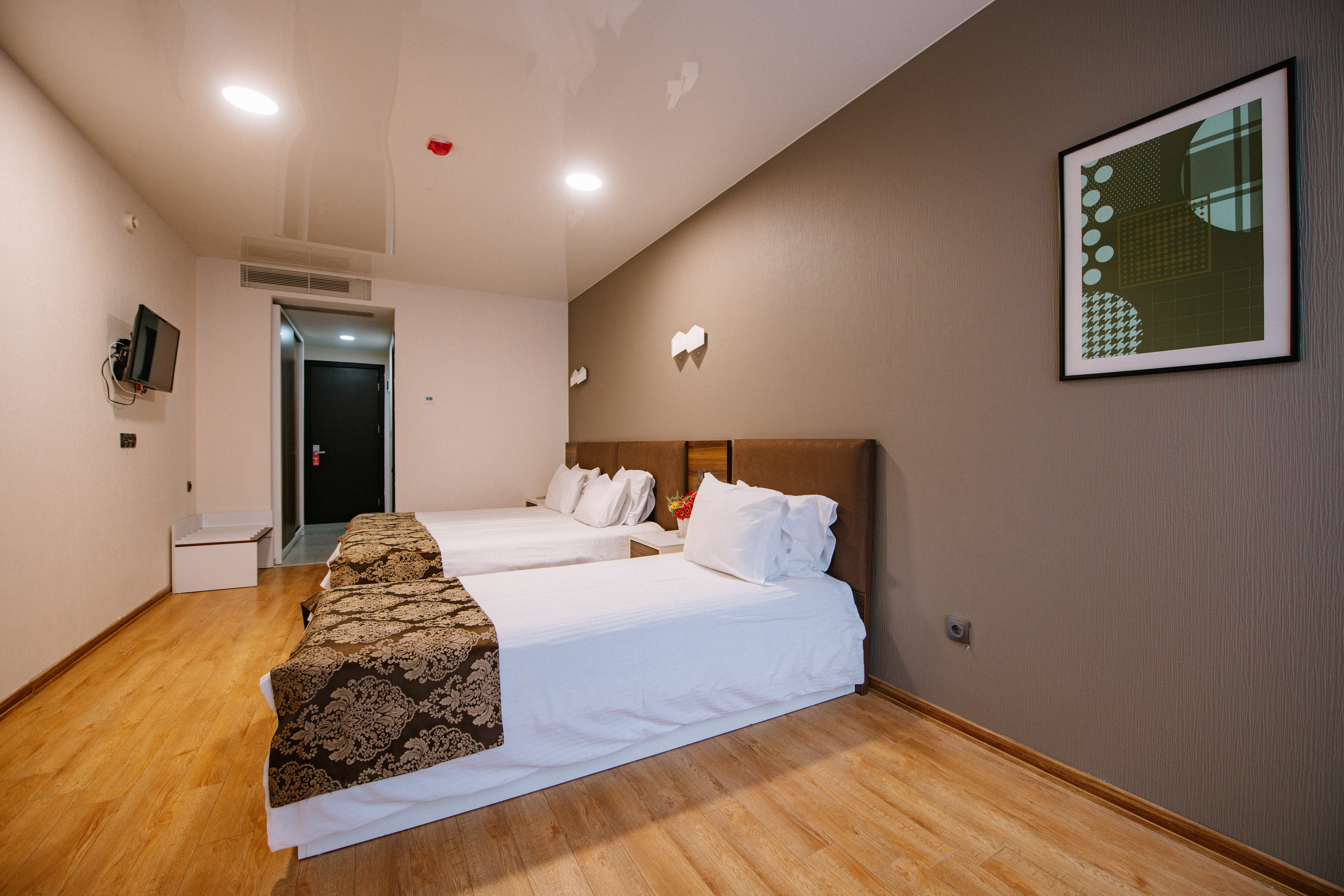 غرفة قياسية ثلاثية، Iveria Inn Tbilisi 2/7