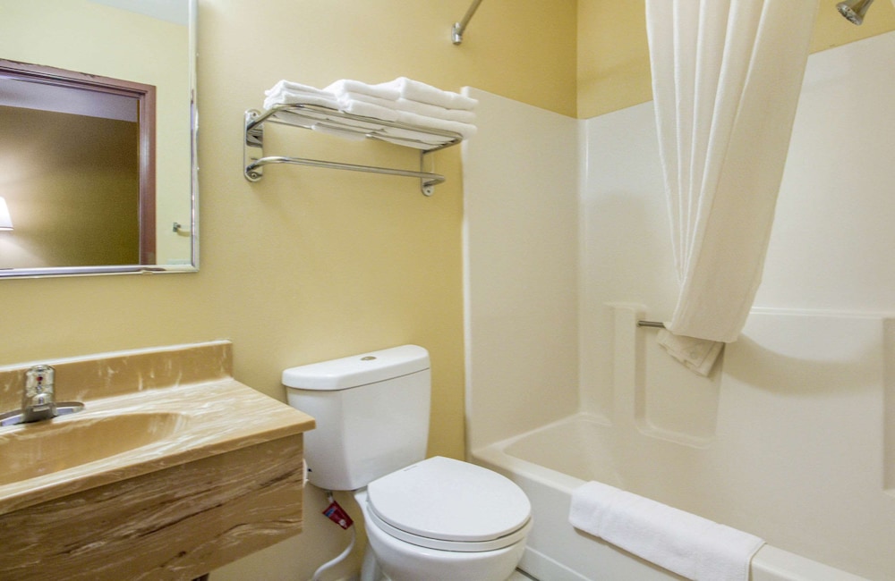 Econo Lodge Lansing Leavenworth 13/26