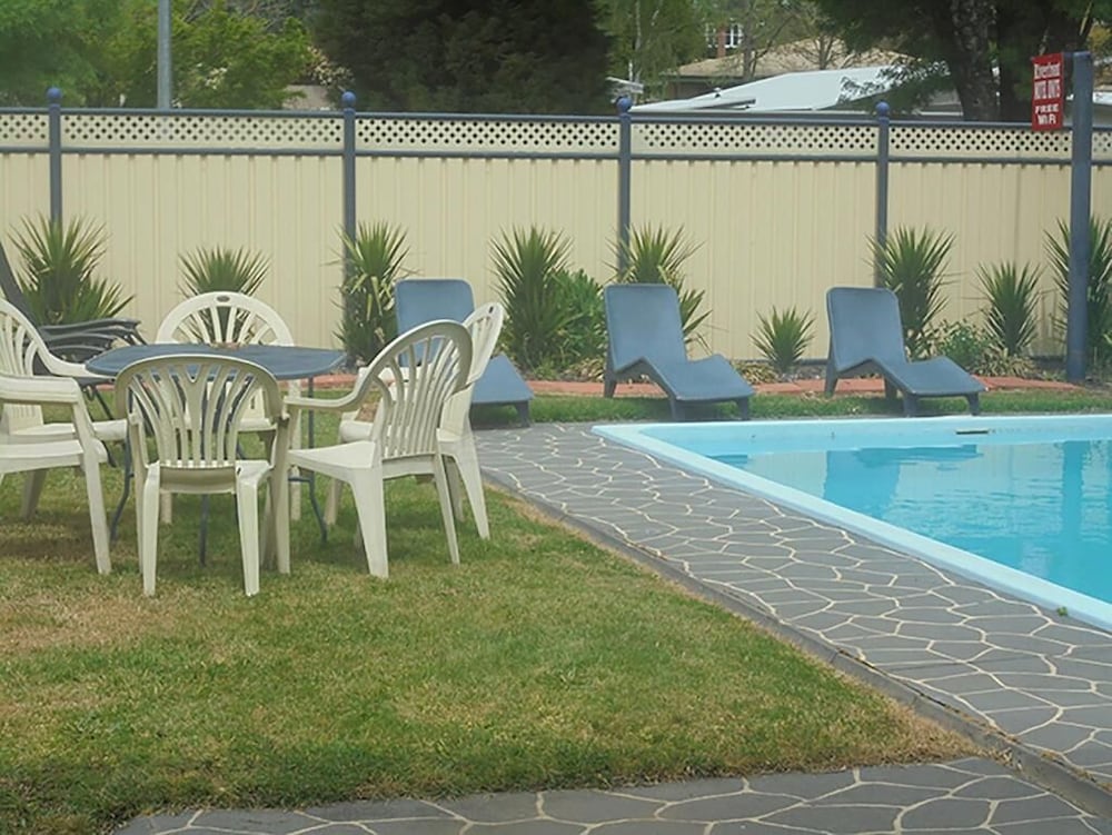 RIVERBANK PARK MOTEL 7/63