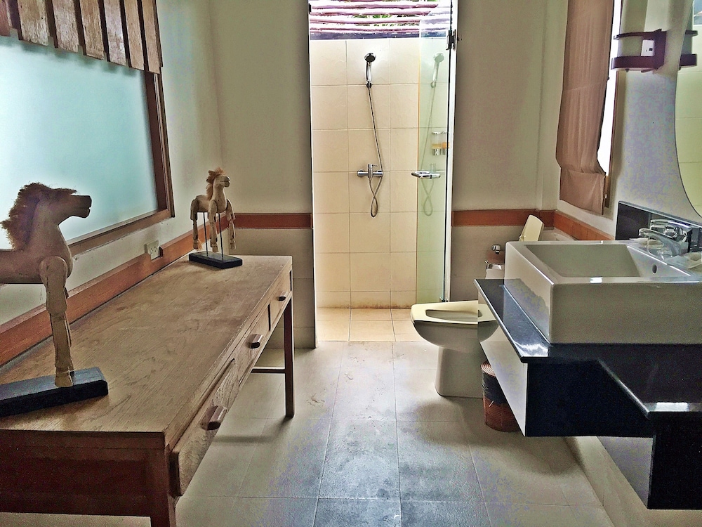 Lawana Escape Beach Resort 50/50