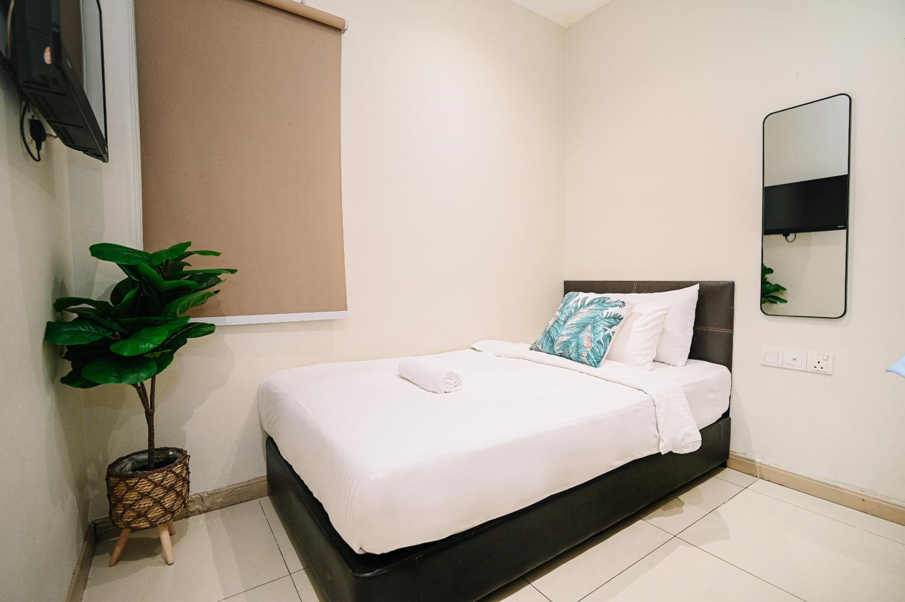 DELUXE SINGLE ROOM WITH WINDOW