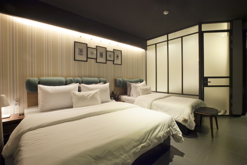 Brown Dot Hotel 13/39