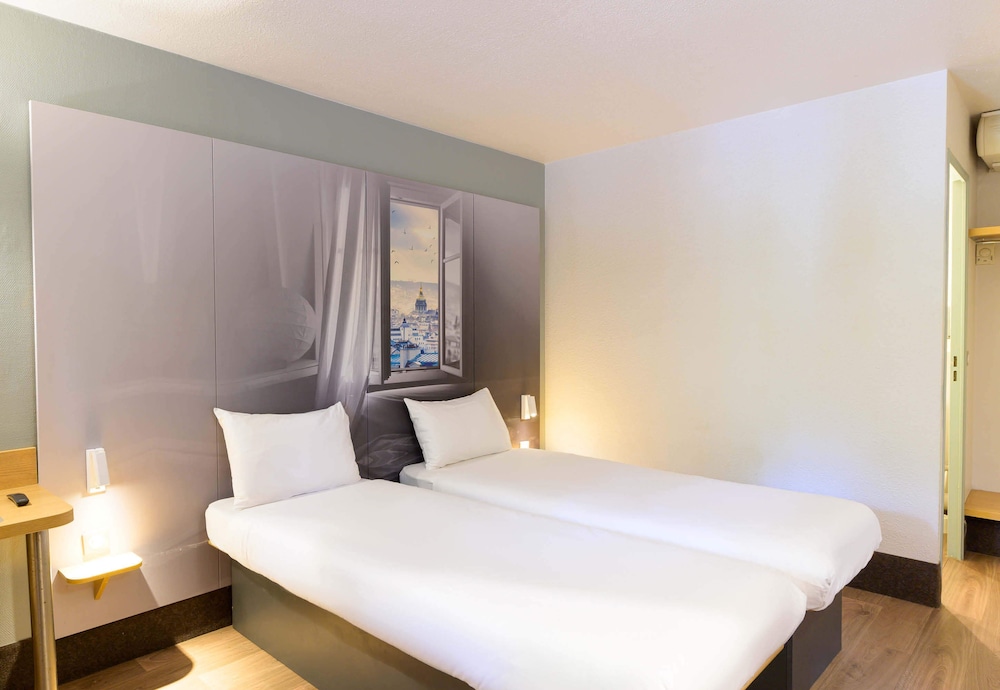 ROOM, TWIN BEDS