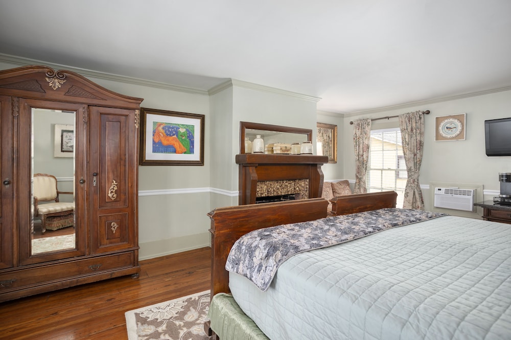 ROOM, KING BED