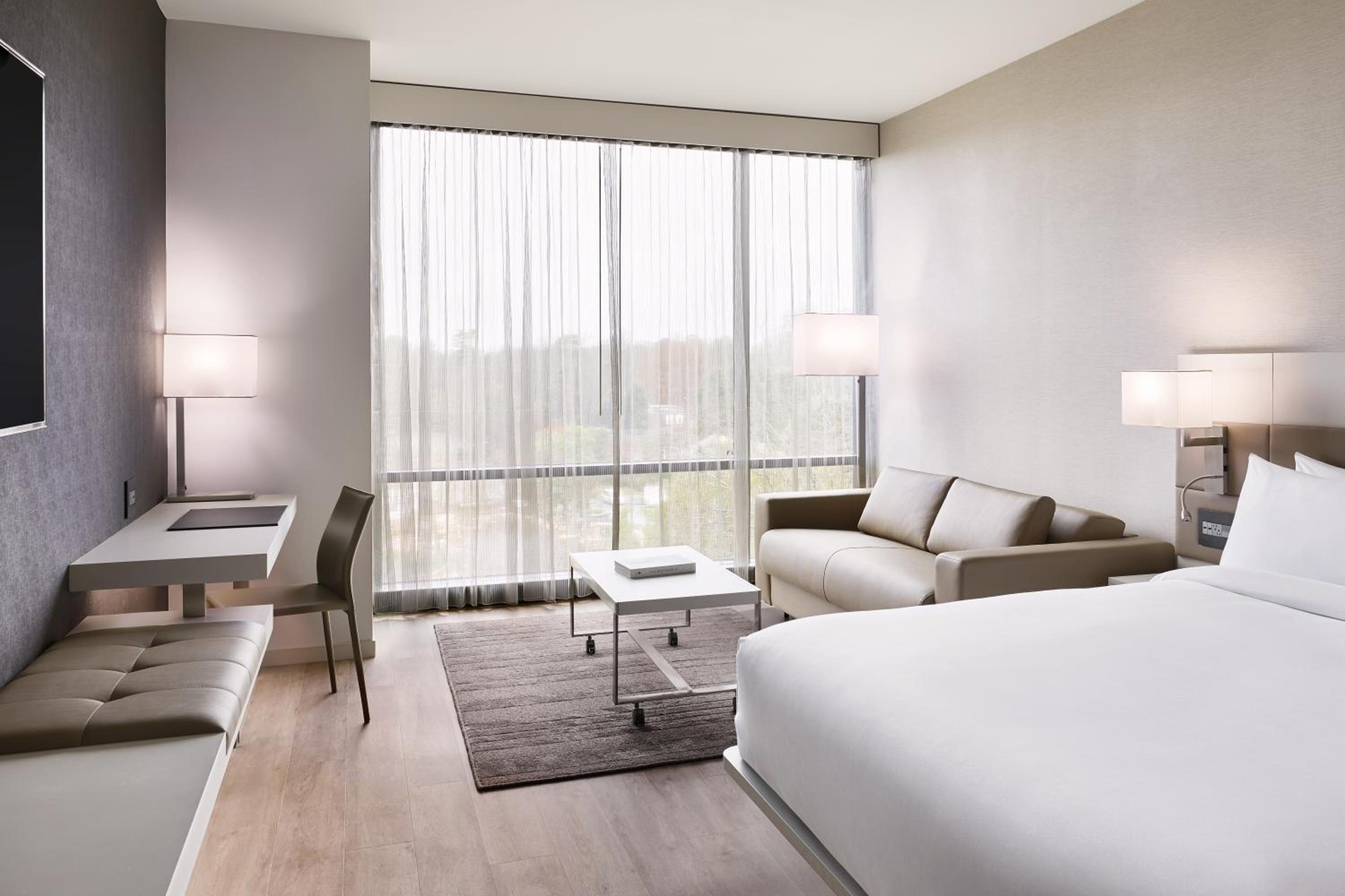 غرفة ركنية بسرير كينج مع أريكة