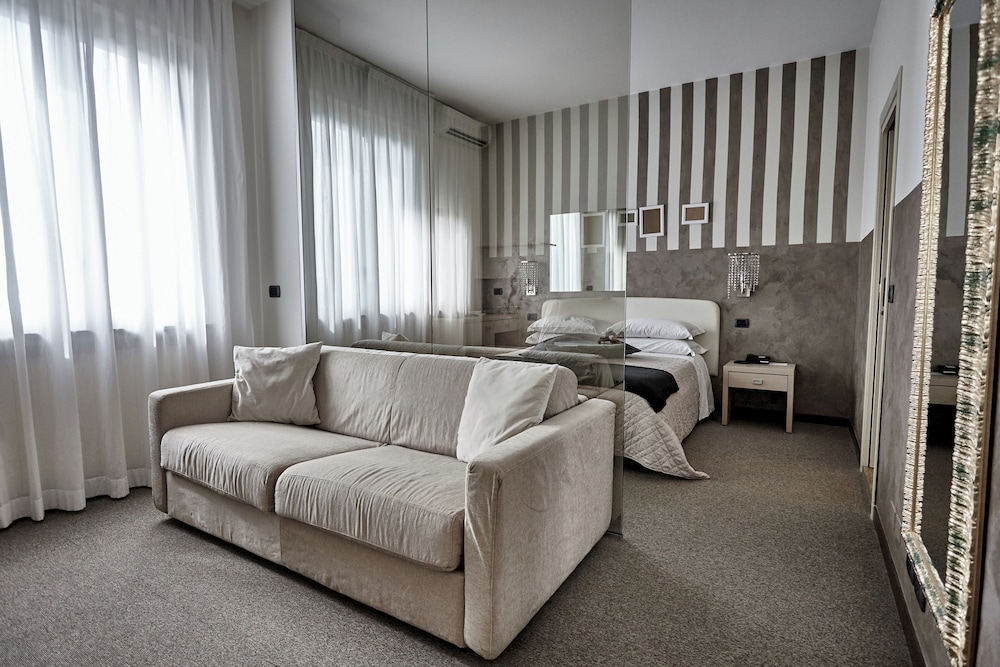 Rouge Hotel International 40/50