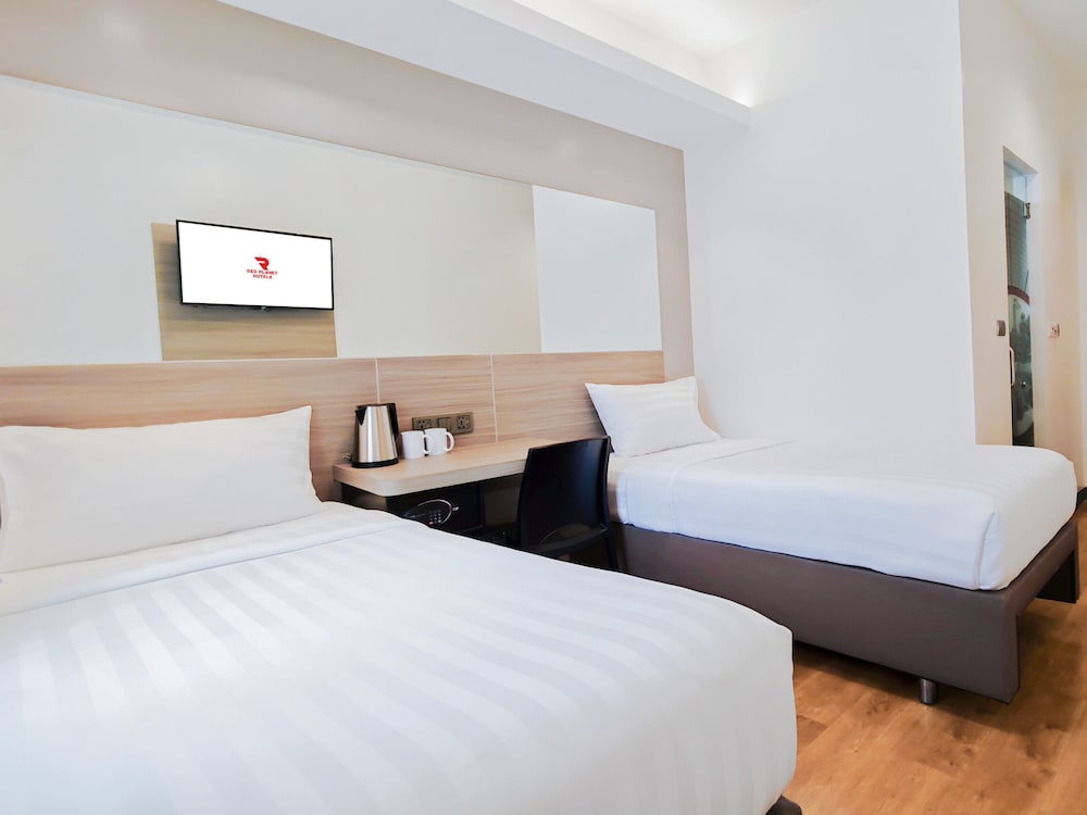 City, Twin Beds, Red Planet Cebu 4/8