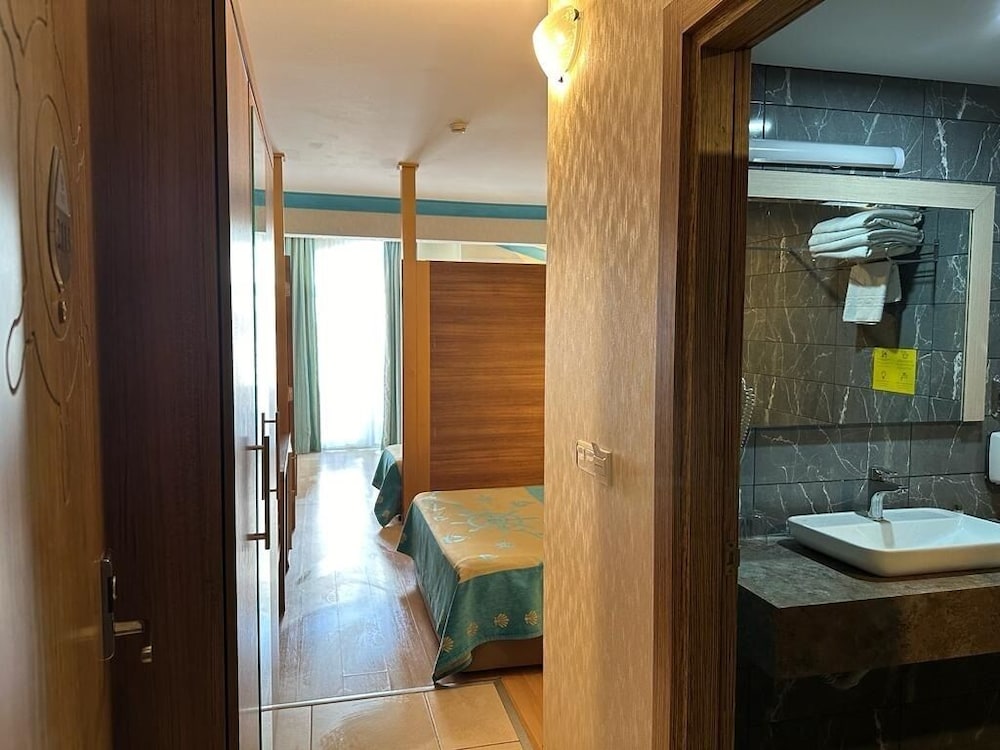 Miarosa Kemer Beach 71/73