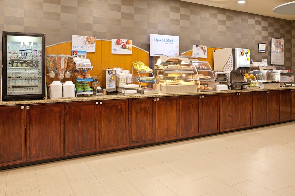 Holiday Inn Express Hotel And Suites Pittsburgh Airport 49/64