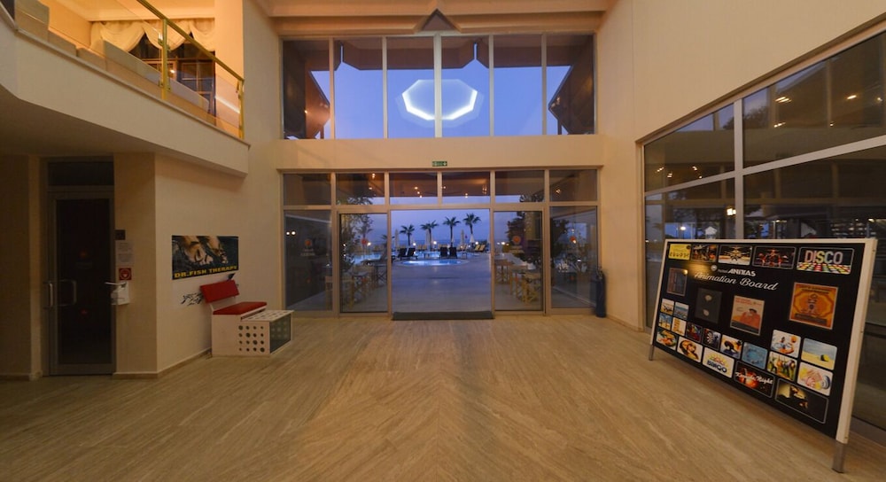 Anitas Beach Hotel 4/32