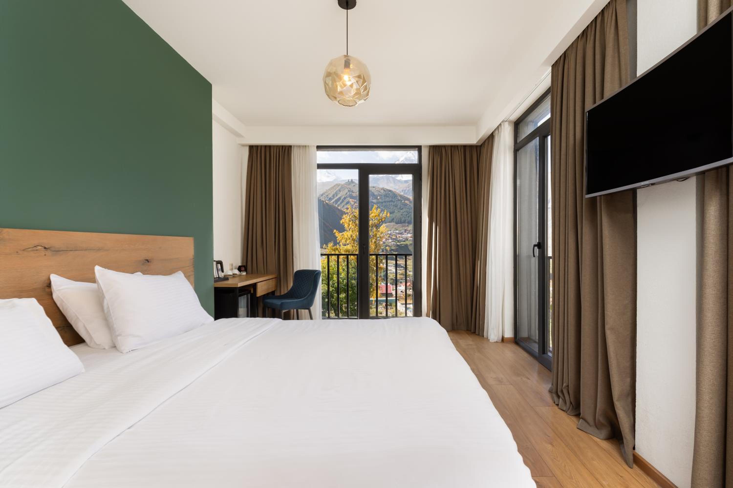 Panorama, King Bed, Front View