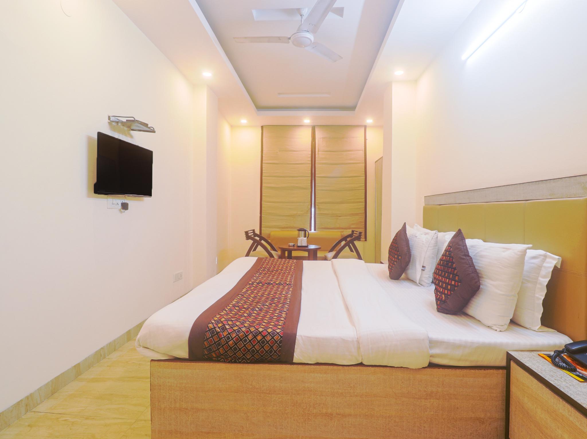 Super, Deluxe, King Bed, Sofa