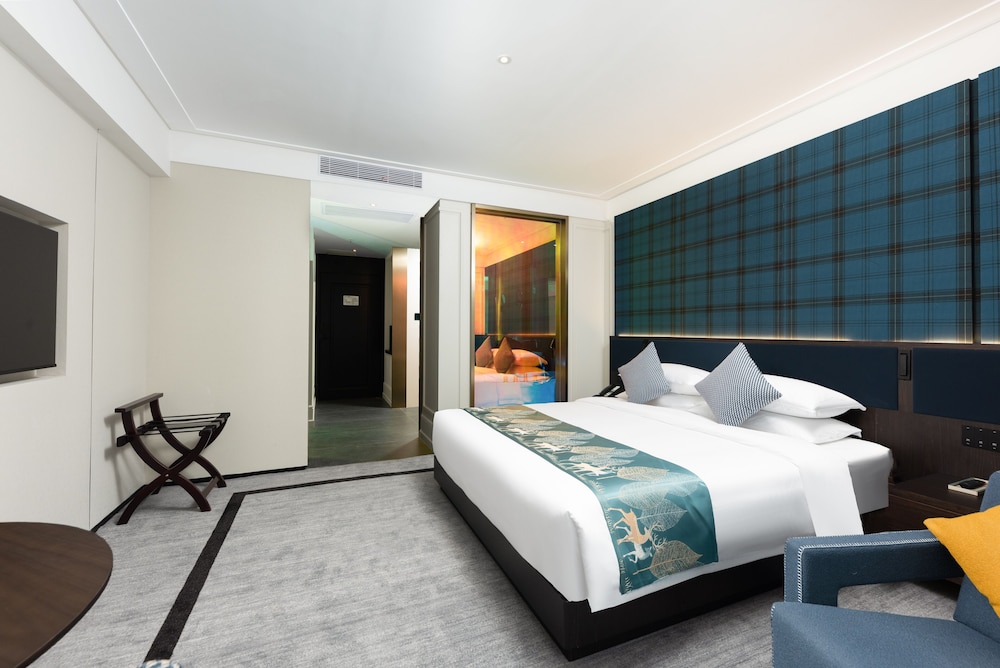 DELUXE, KING BED