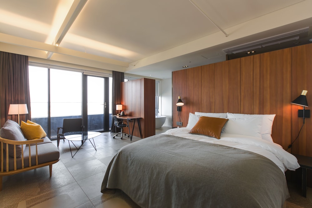 ROYAL, SUITE