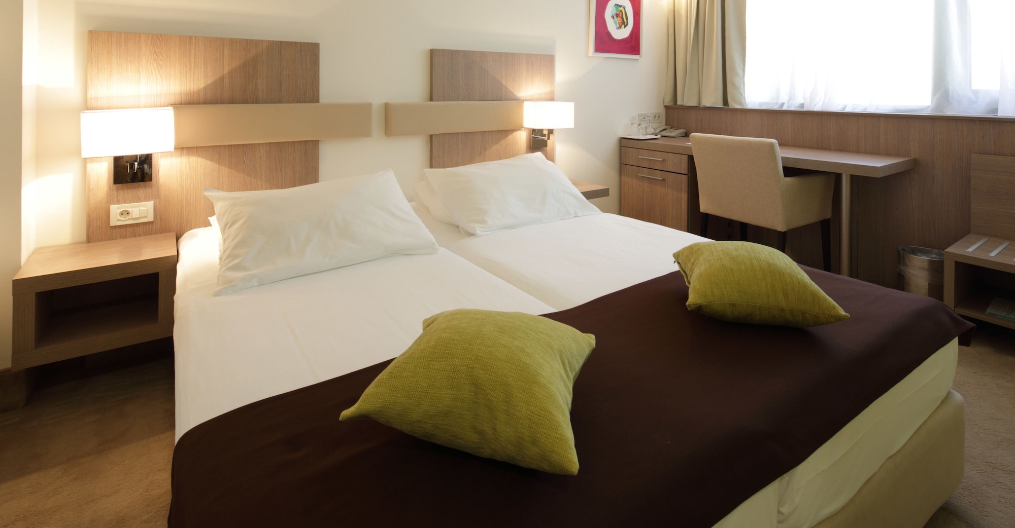 Economy, Queen Bed, Mountain View