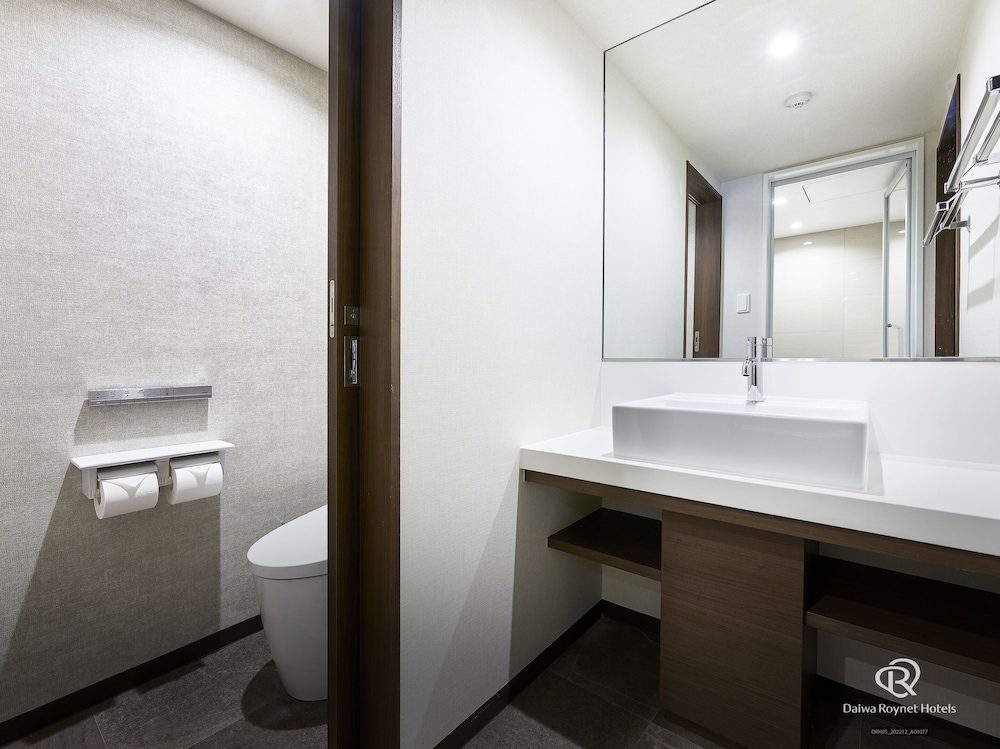 Junior Suite, 1 Single and 2 Double Beds، Daiwa Roynet Hotel Osaka Kitahama 2/2