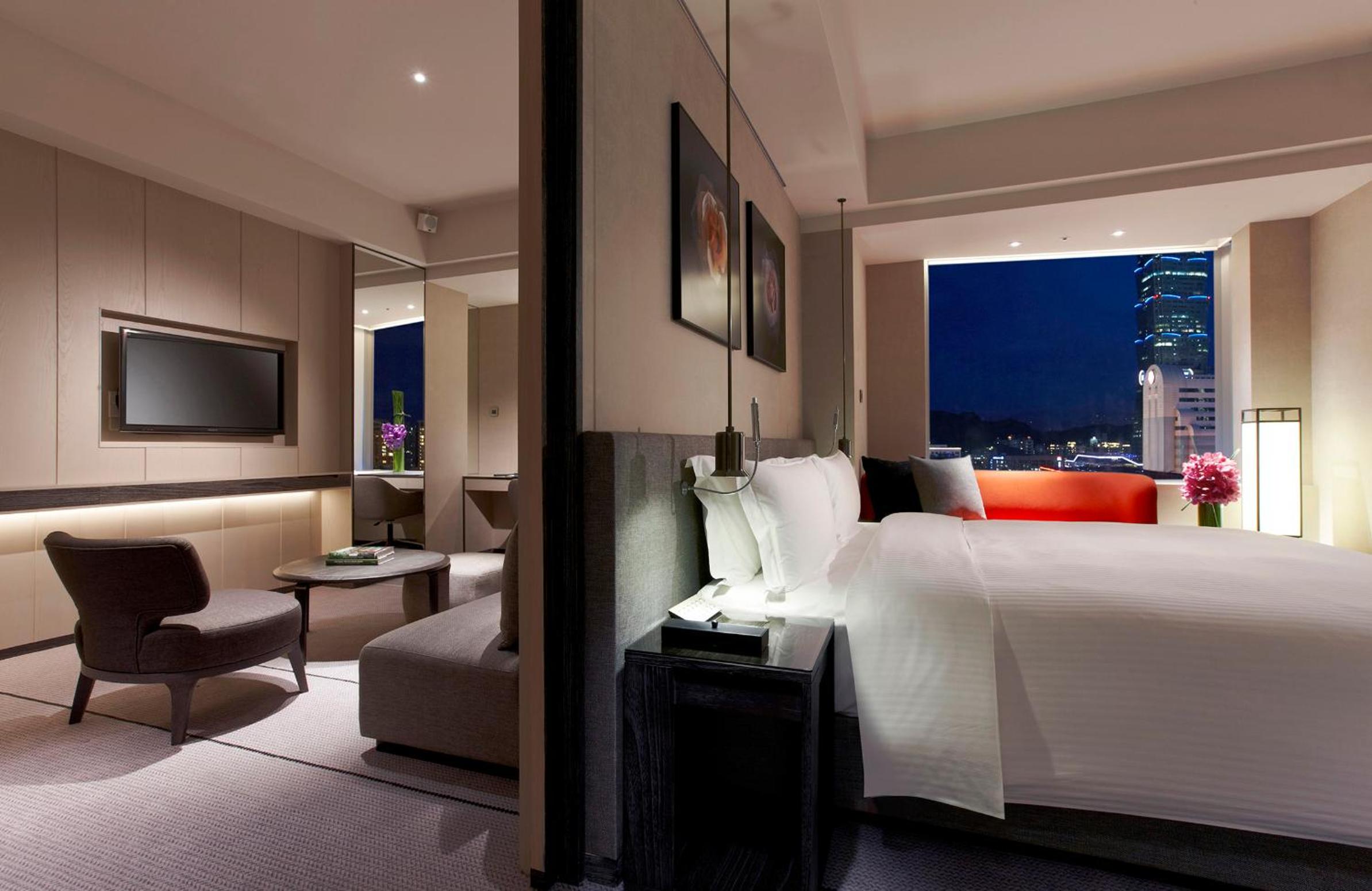 DELUXE, SUITE, KING BED, LANDMARK VIEW