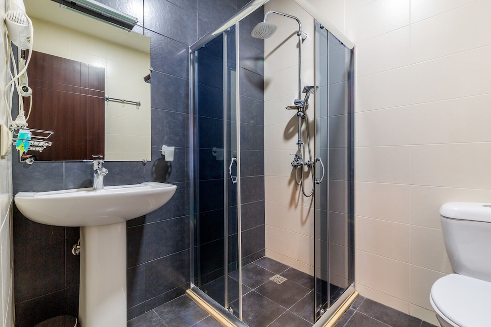 غرفة قياسية بسرير مزدوج بإطلالة على الفناء بشرفة، HOTEL MARLYN 4/6