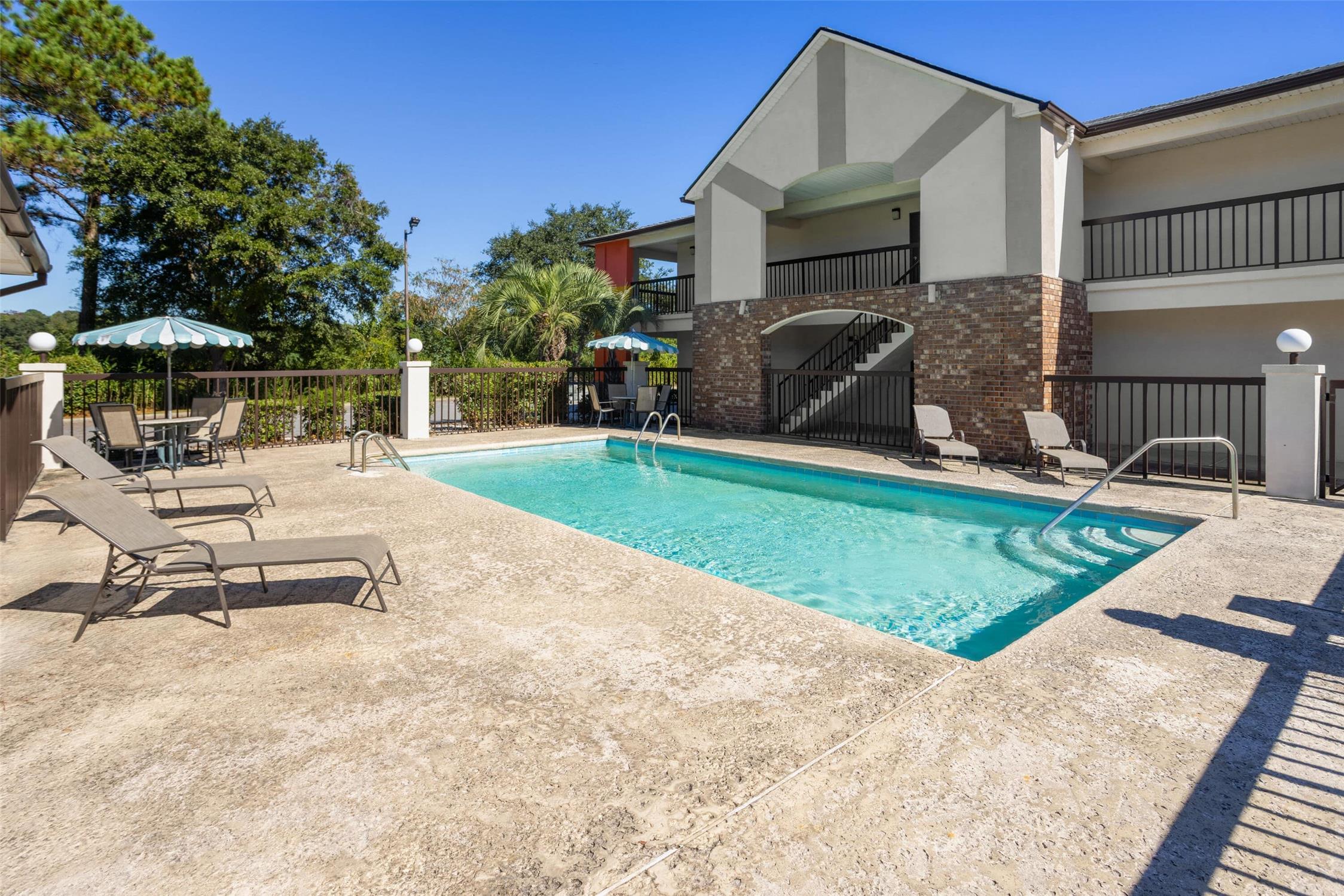 Howard Johnson by Wyndham Savannah GA 25/27