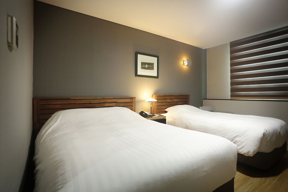 Gumi Century Hotel 26/50