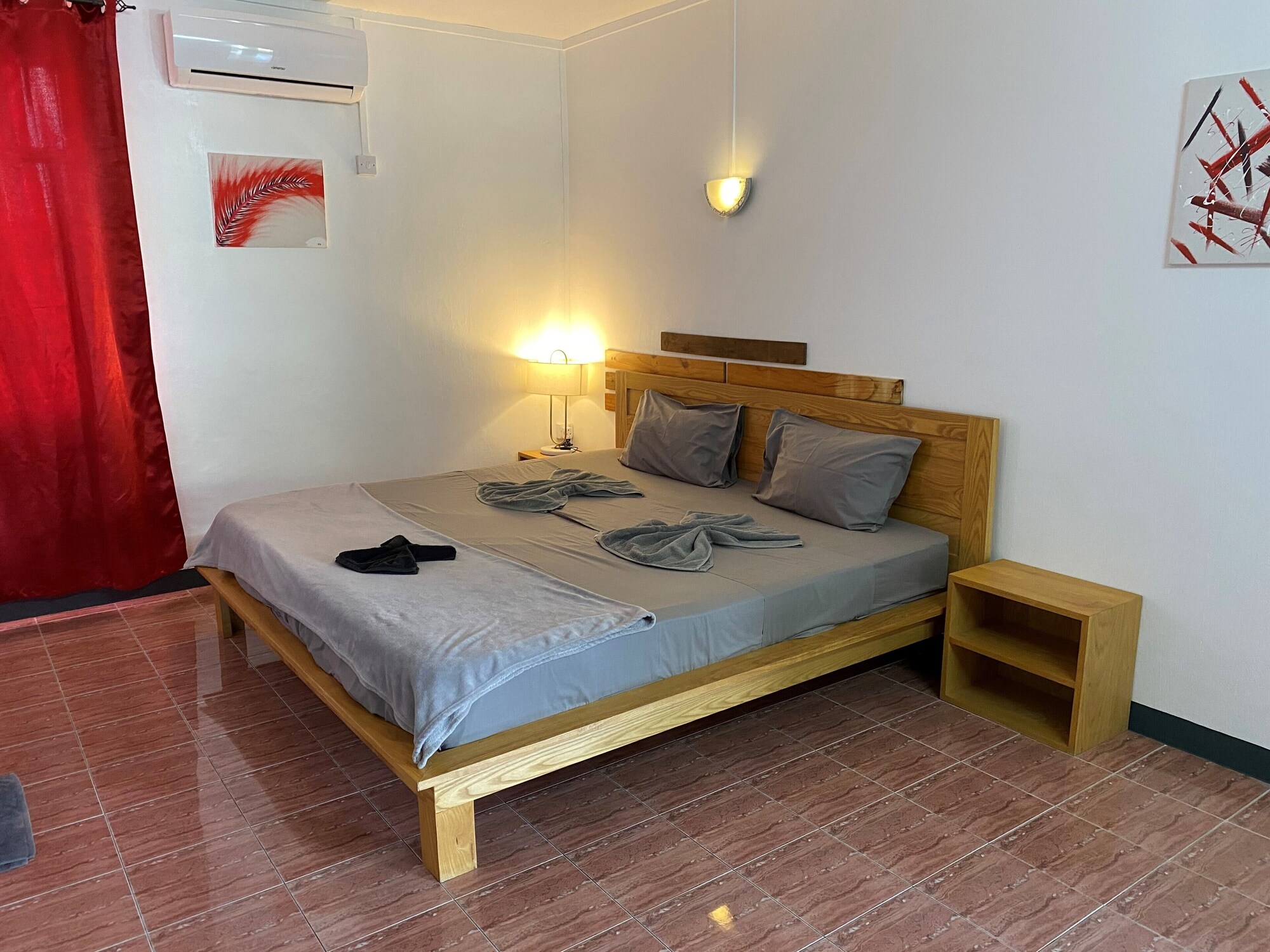 LUXURY, KING BED