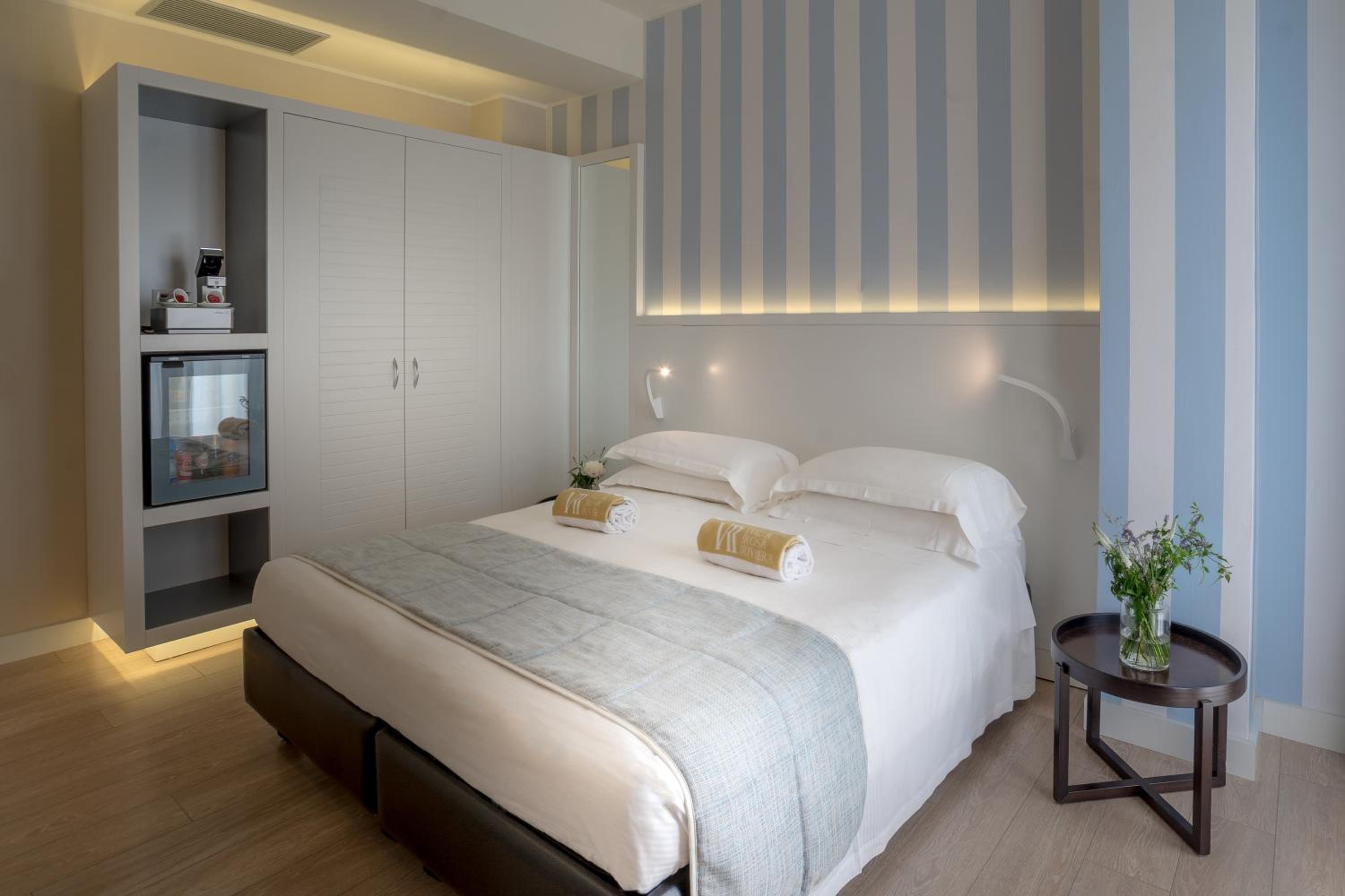 Superior, Queen Bed, Side Sea View