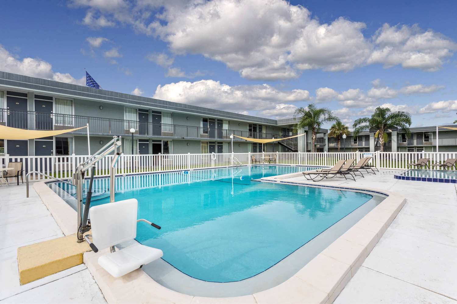 Super 8 by Wyndham Ocala I-75 35/56