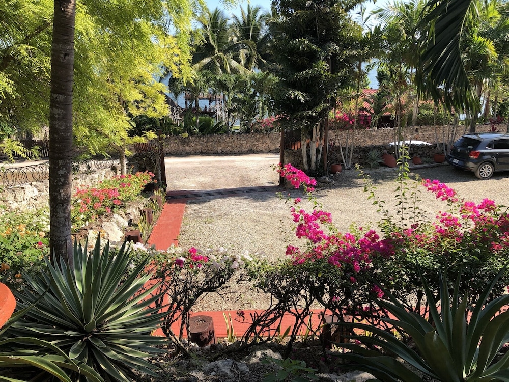 Coras Place Bacalar 59/64