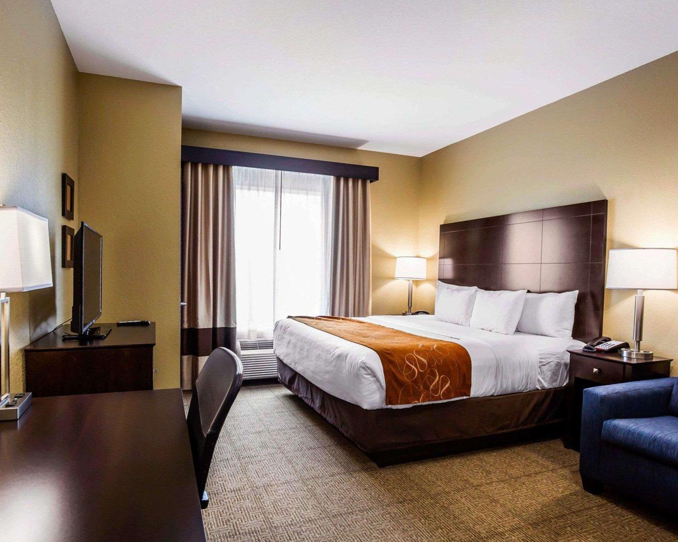SUITE, KING BED, ACCESSIBLE