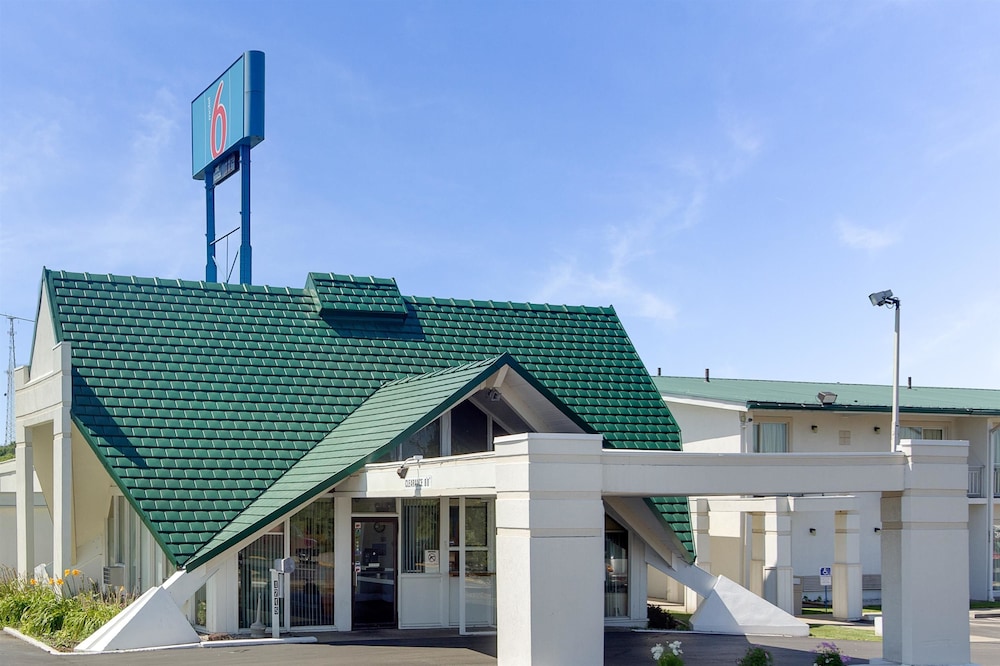 Wingate by Wyndham Geneva at SPIRE Academy 1/56