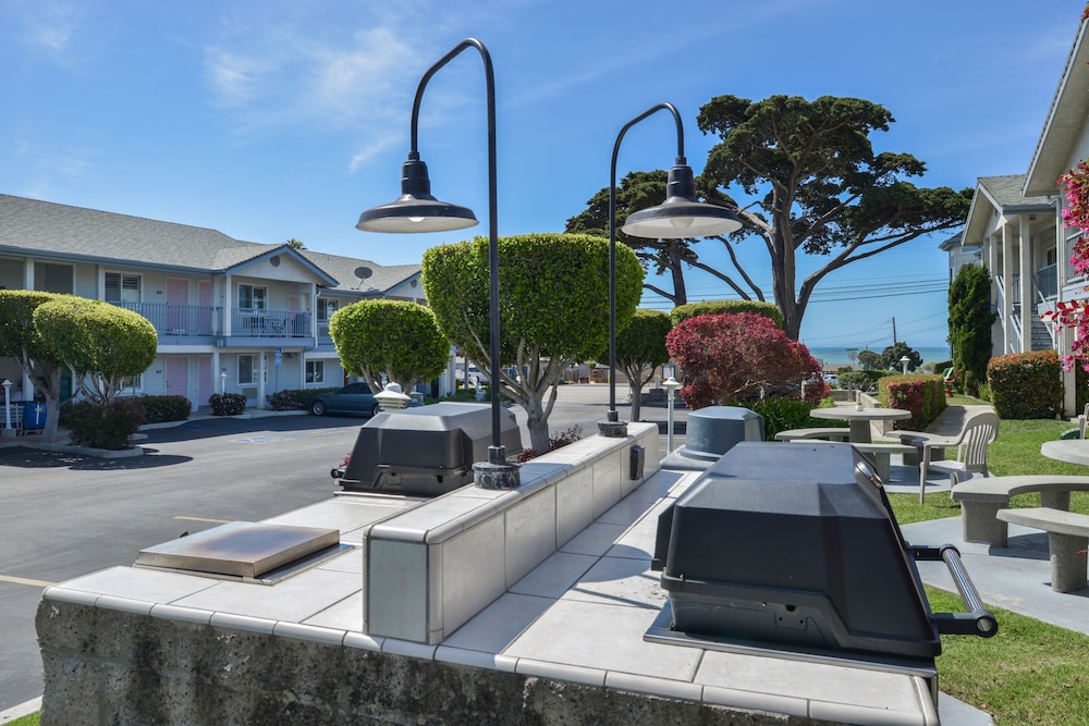 Cayucos Beach Inn 62/64