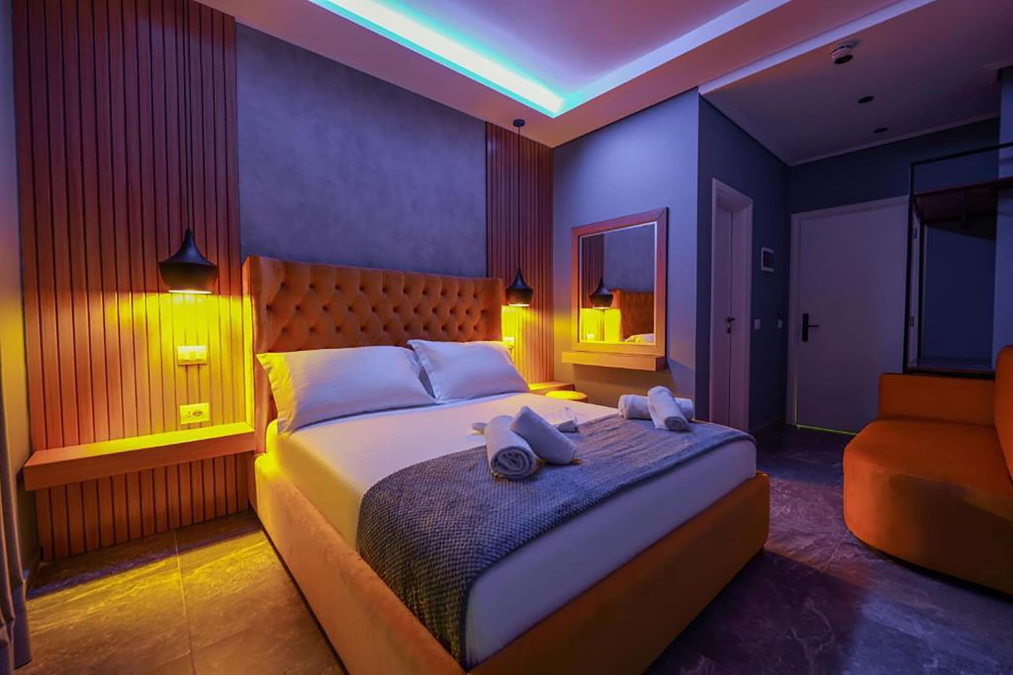 Comfort, Queen Bed, Pool View