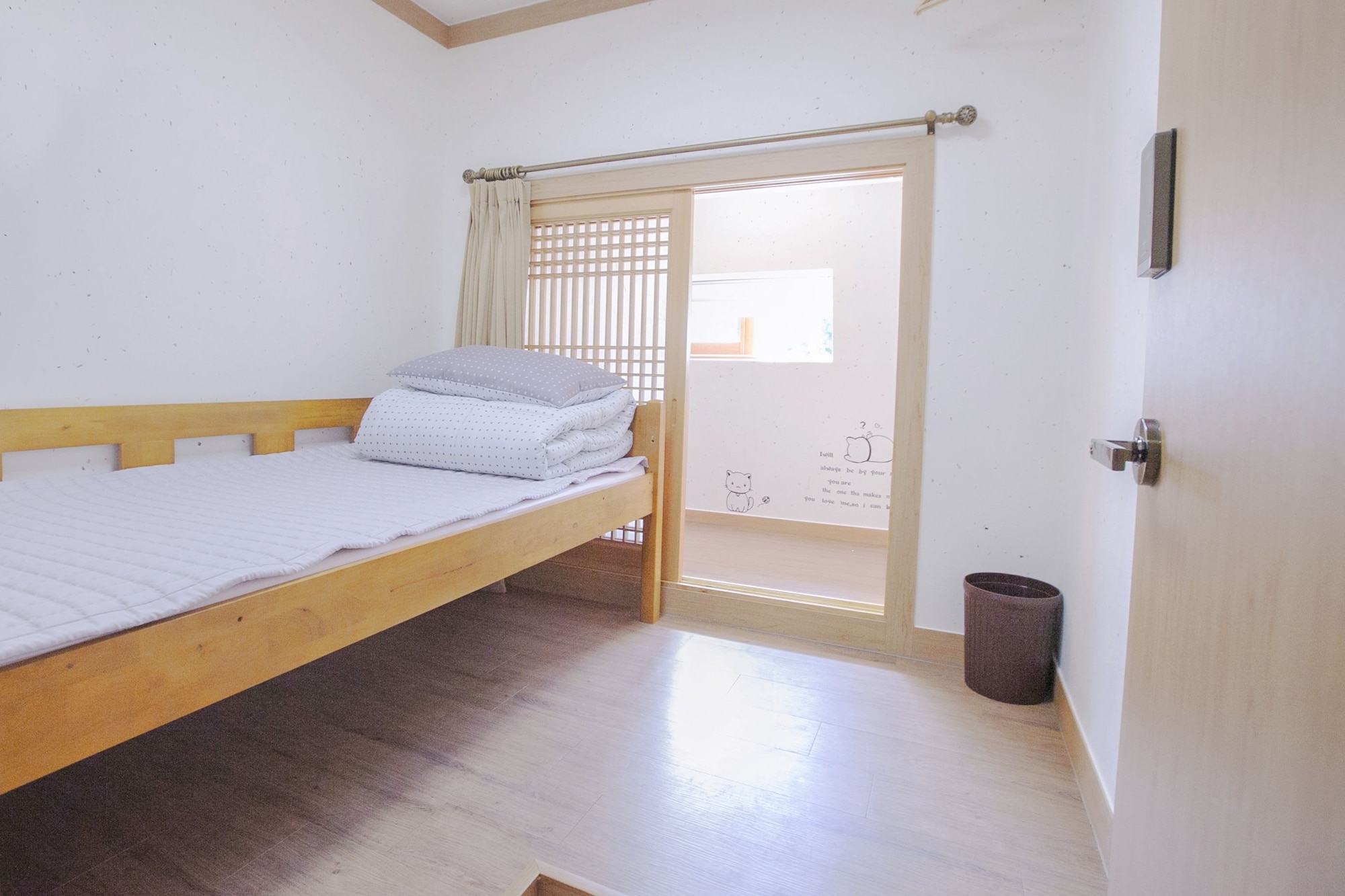 ROOM, SINGLE