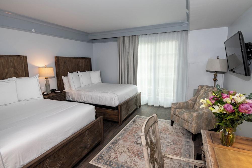 Deluxe, 2 Queen Beds, River Front, River View