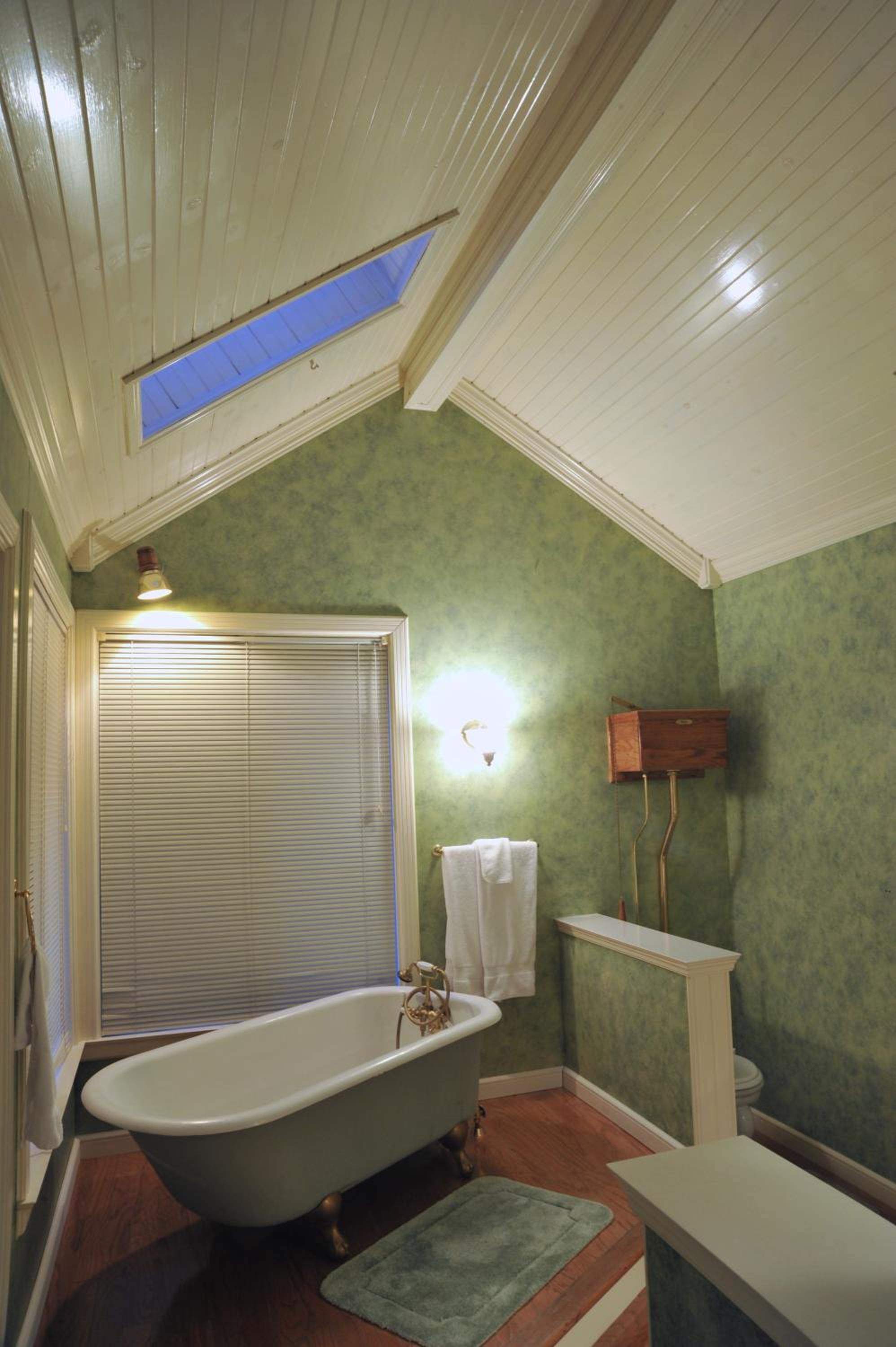 McCloud Hotel 24/50