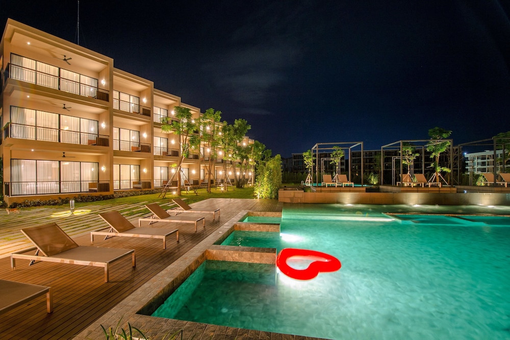 The Gallery Hotel Naiharn 2/50