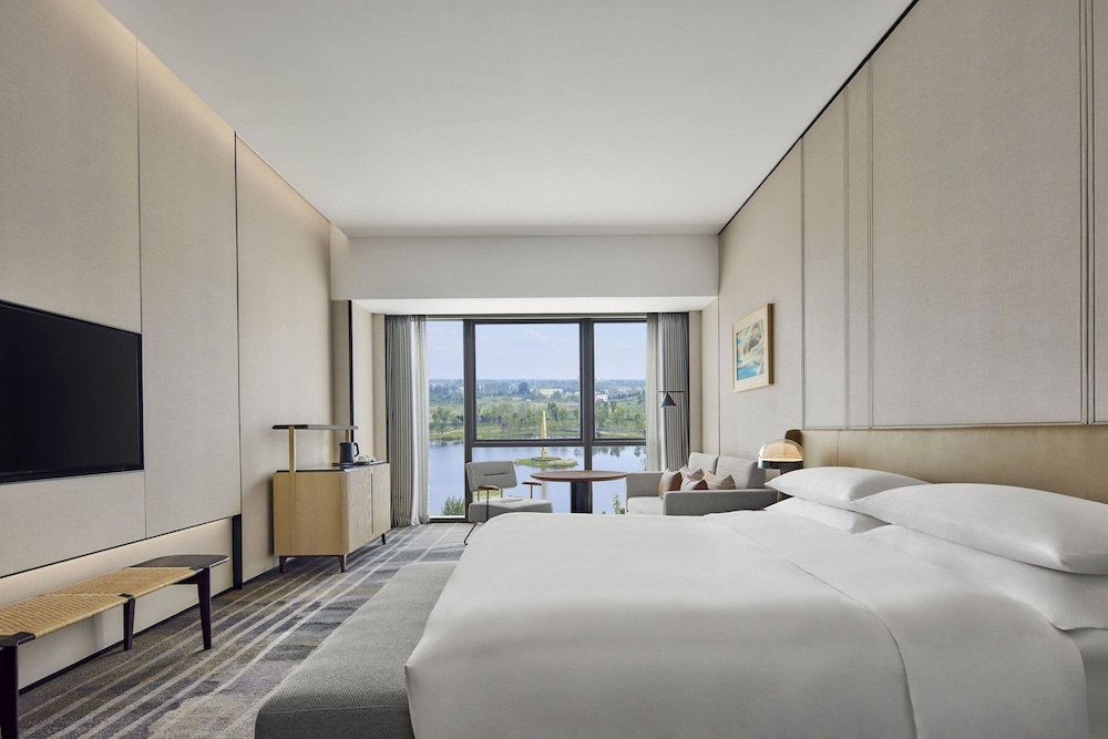 Deluxe, King Bed, Lake View