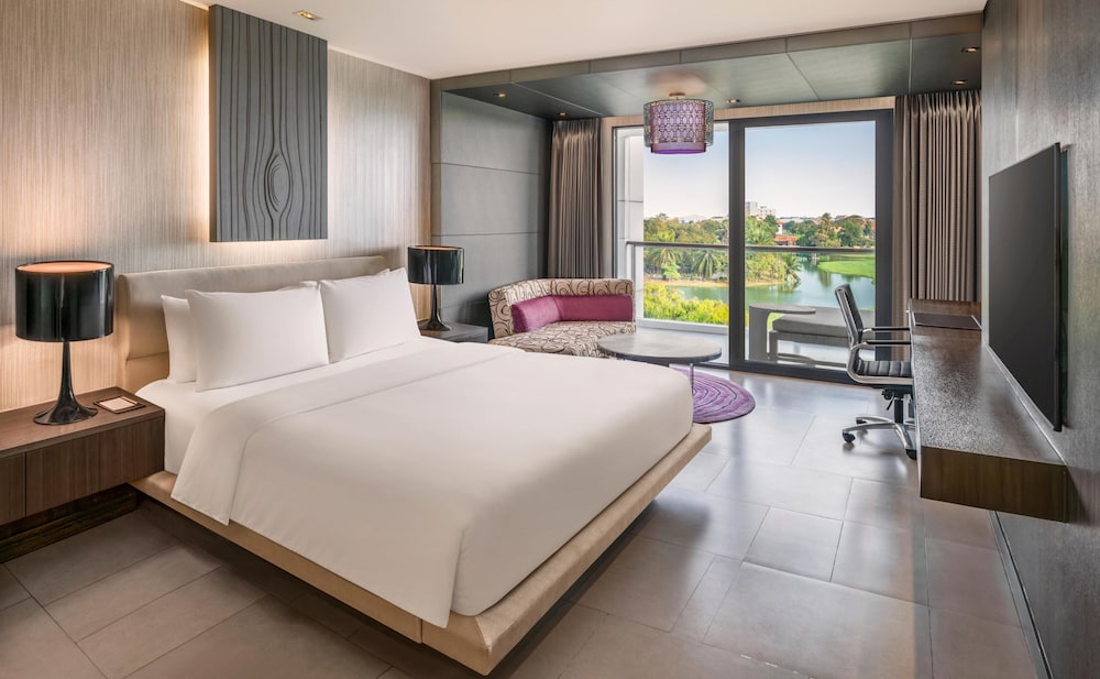 DELUXE, SUITE, KING BED, GOLF COURSE VIEW