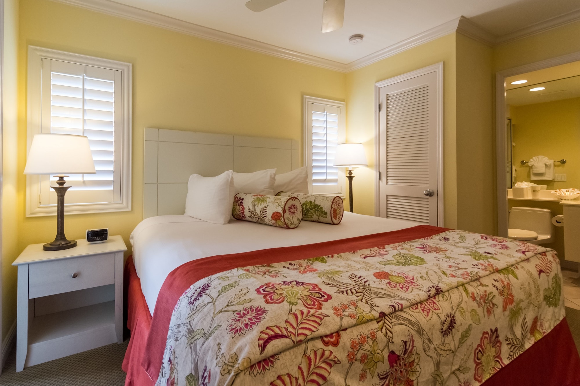 جناح بريميير بسرير كينج بغرفة نوم واحدة مع أريكة، Inn at the Beach 9/10