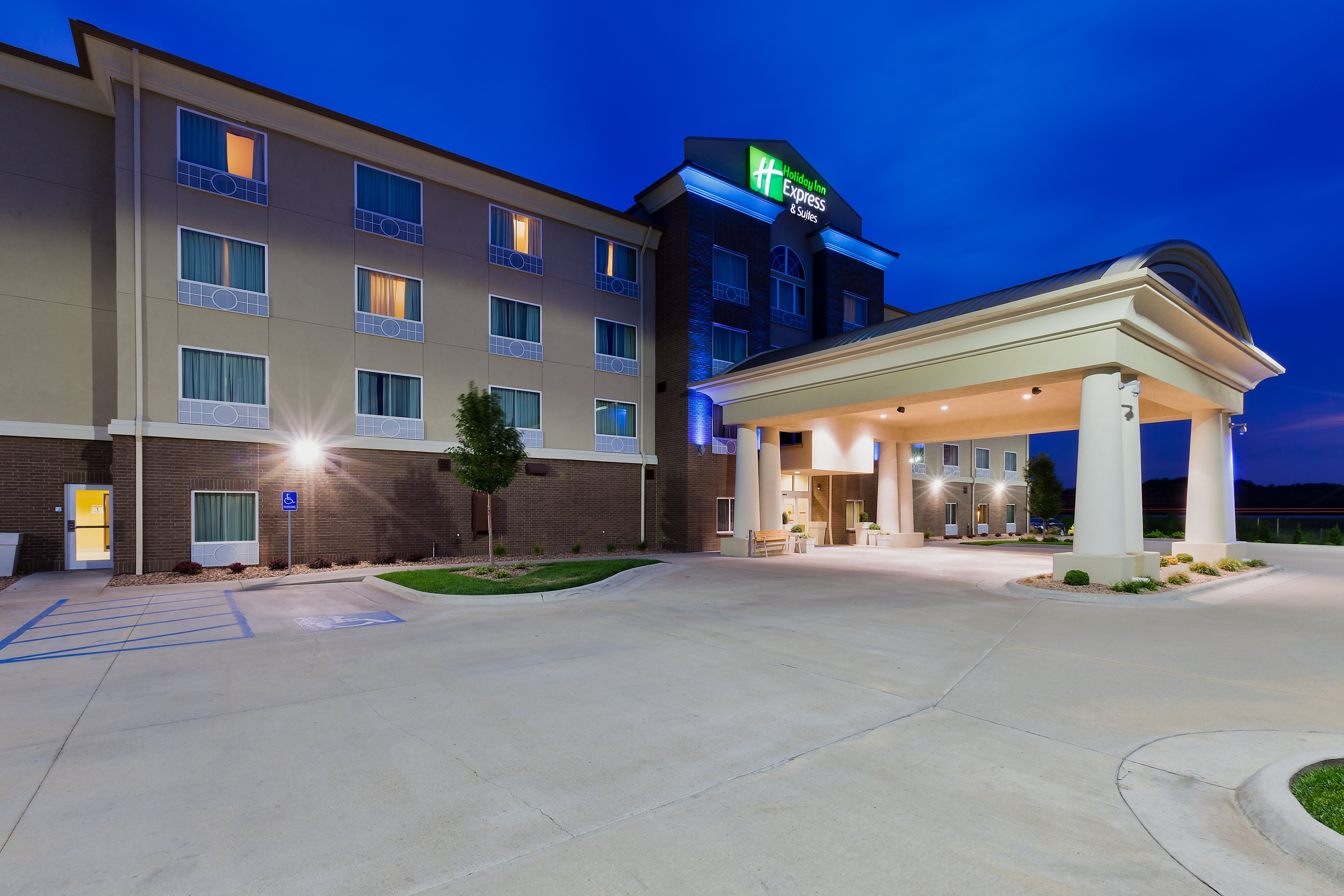 Holiday Inn Express Hotel and Suites Salina 54/62