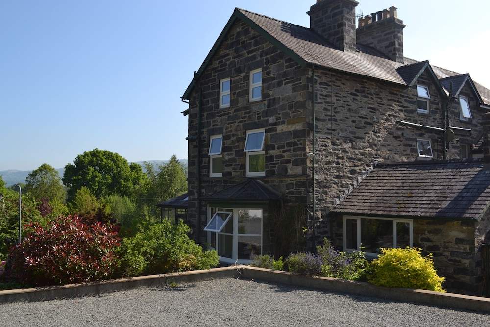 COED-Y-FRON GUEST HOUSE 2/30