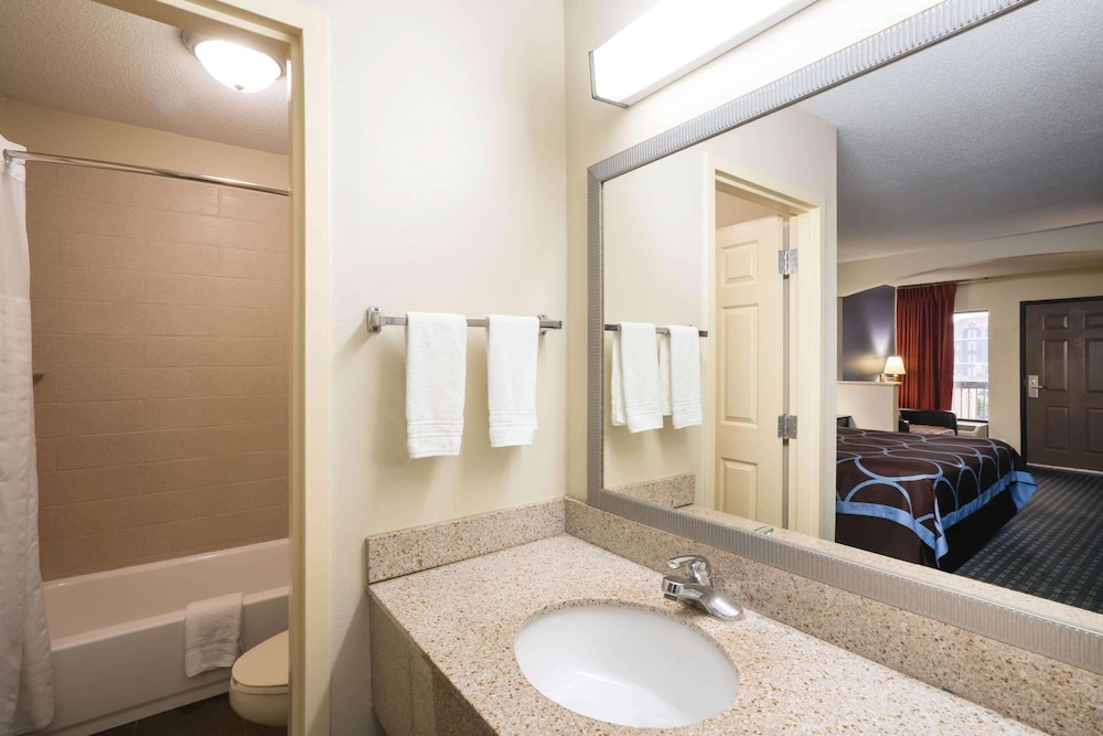Days Inn By Wyndham Clarksville North 24/63