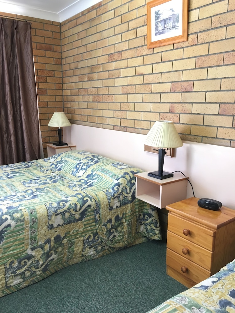 DRAGON &amp; PHOENIX MOTEL 13/37
