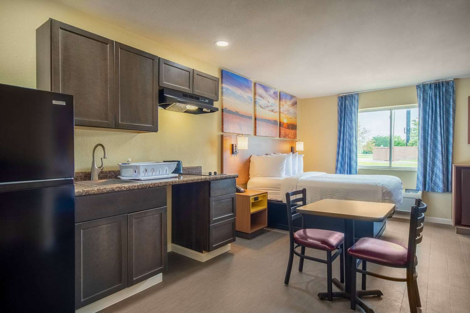 Days Inn by Wyndham Evansdale Waterloo 24/40