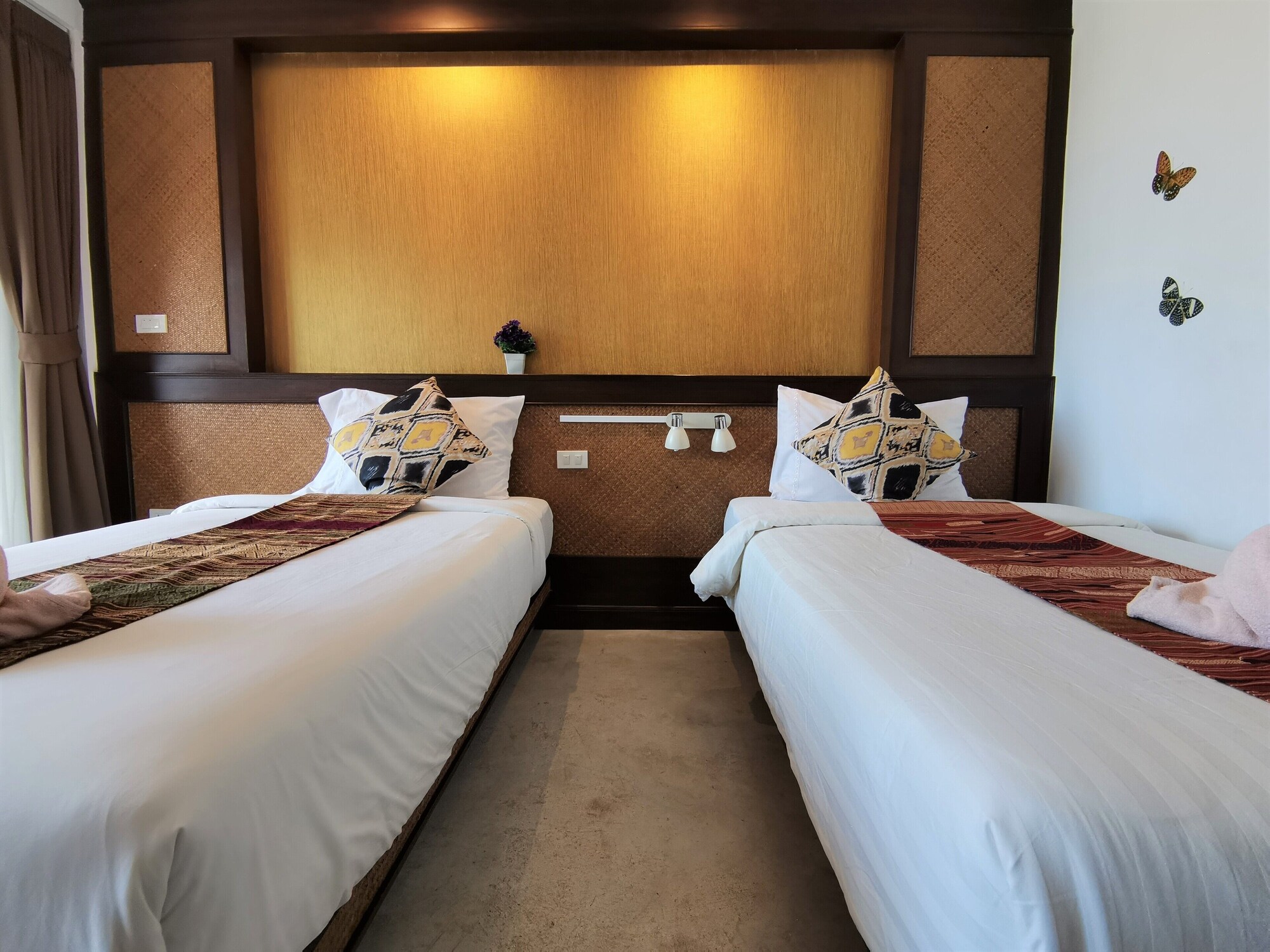 DELUXE, TWIN BEDS