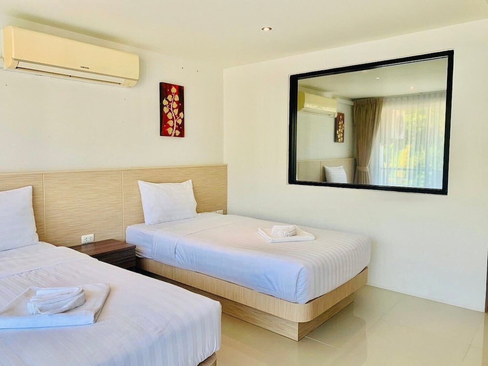 Family, King and Twin Beds, Pool View