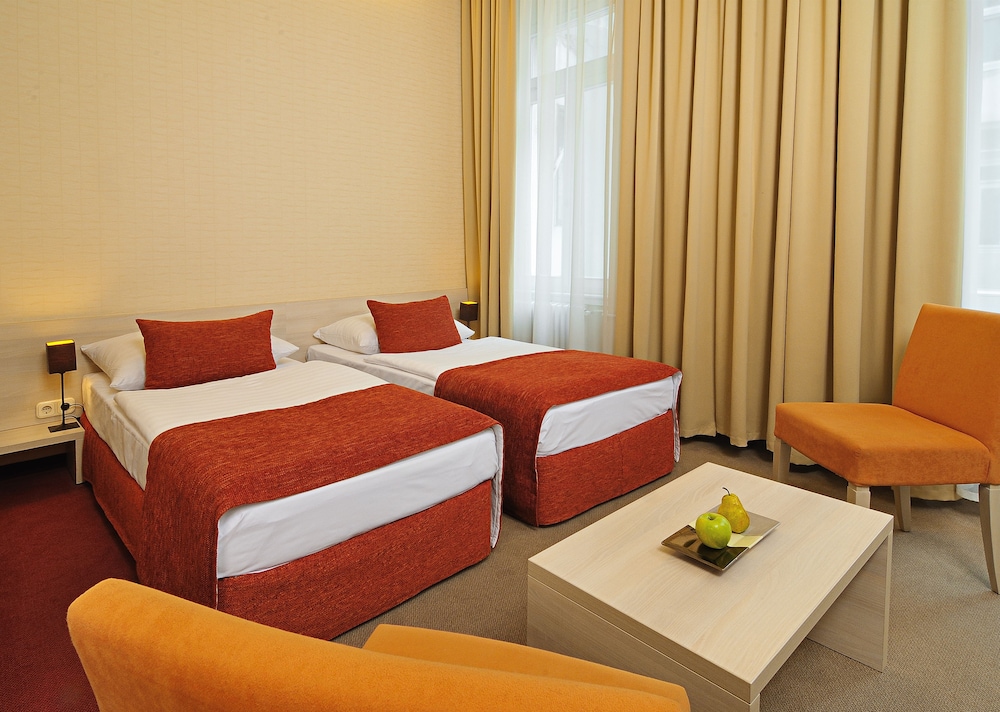ROOM, QUADRUPLE