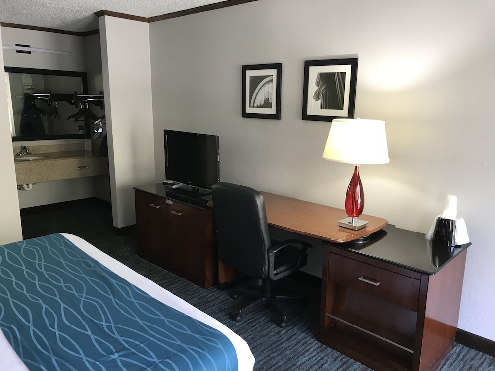 Days Inn by Wyndham Foley 15/33