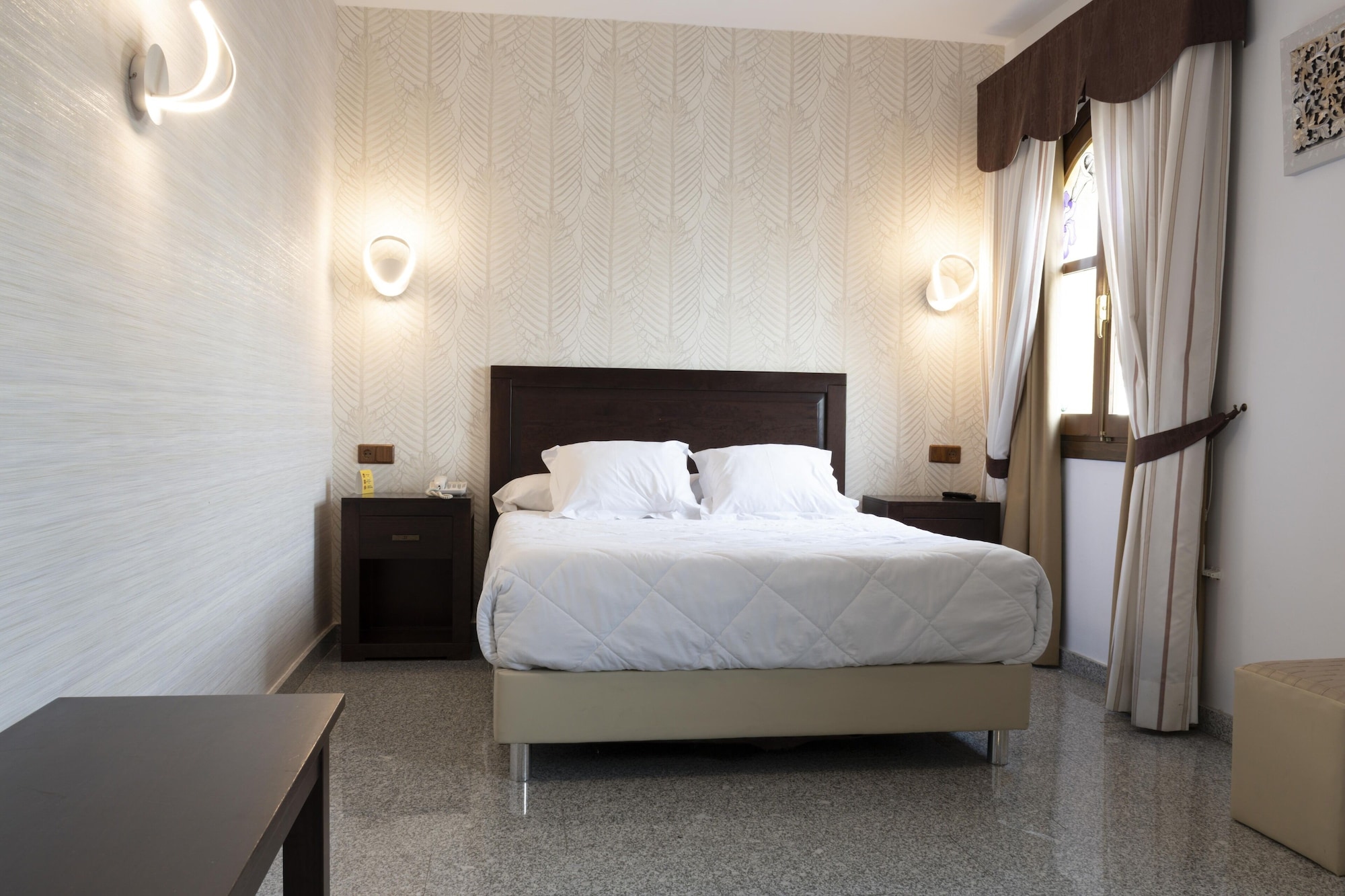 جناح جونيور بسرير مزدوج وسريرين منفصلين بغرفتي نوم، Hotel Plaza del Castillo 3/5
